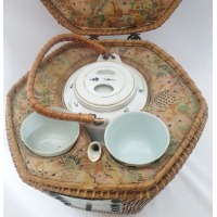 Chinees porseleinen theeset in rieten foedraal